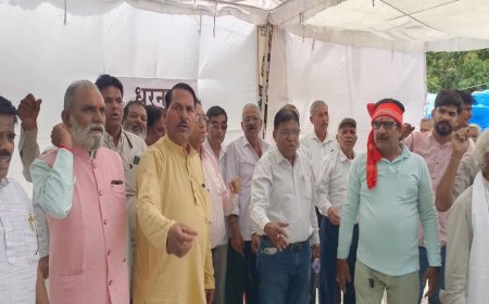 2.50 लाख डाक सेवकों के भविष्य का सवाल! नियमित पेंशन और भत्तों की मांग को लेकर मुख्य डाक भवन पर नारेबाजी