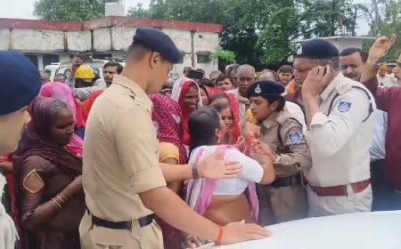 बीच में जनसुनवाई छोड़कर जाने लगे कलेक्टर डॉ. सतीश कुमार, लोगों ने लगाए मुर्दाबाद के नारे
