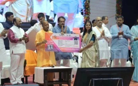 Yogi Adityanath Agra Visit: शिक्षकों के लिए कैशलेस इलाज की शुरुआत, सीएम योगी ने बांटे हेल्थ कार्ड
