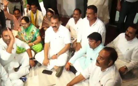 जबलपुर में कांग्रेस कार्यकर्ताओं पर पुलिस ने चलाई वाटर कैनन; देवास और छिंदवाड़ा में भी उग्र प्रदर्शन