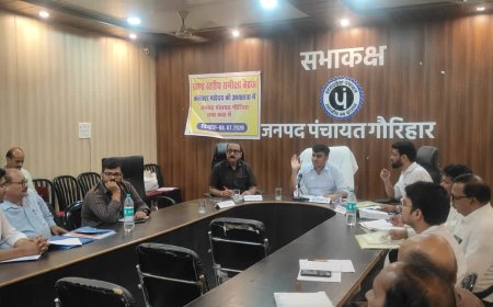 छतरपुर में समीक्षा बैठक के दौरान हड़कंप; पटवारियों और सचिव पर गिरी गाज