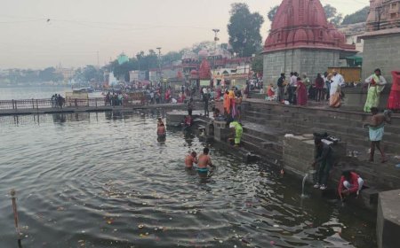 उज्जैन शिप्रा तट पर पुजारी और फूल विक्रेताओं के बीच खूनी संघर्ष; आरती स्टैंड से किया हमला