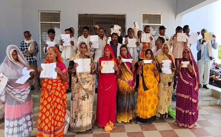 खाद्यान्न वितरण में बड़ी गड़बड़ी, सेल्समैन बच्चों से अंगूठा लगवाकर नहीं दे रहा राशन; कलेक्टर ने दिए जांच के आदेश