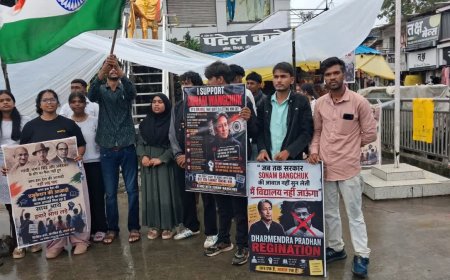 छिंदवाड़ा में बारिश के बीच पॉलिथीन लगाकर धरने पर बैठे छात्र; धर्मेंद्र प्रधान के इस्तीफे की मांग