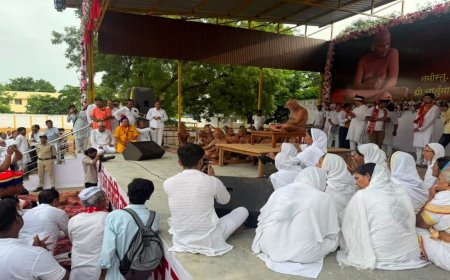 नर्मदापुरम में आचार्य श्री समेत 5 मुनिराजों ने किया कठिन 'केशलोंच' व्रत, गुरुभक्ति में उमड़े हजारों श्रद्धालु