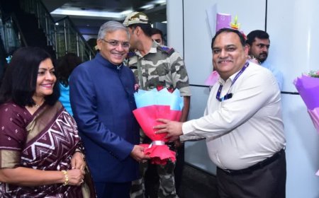 मध्य प्रदेश में चुनाव प्रक्रिया की जमीनी हकीकत जानने पहुंचे CEC; बीएलओ के काम की जमकर तारीफ