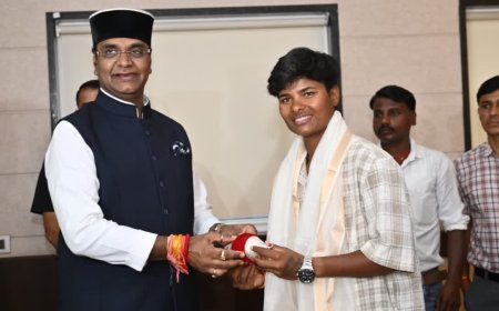 लॉर्ड्स में 5 विकेट लेकर इतिहास रचने वाली क्रांति गौड़ का भोपाल में भव्य स्वागत; परिजनों ने खोले बेटियों के लिए खेल के रास्ते