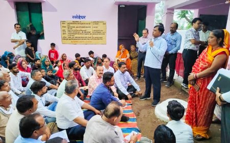 कलेक्टर ने बरगद के नीचे गांव कूड़ी में लगाई चौपाल 