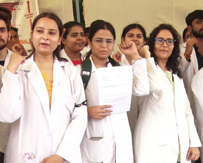 स्टाइपेंड बढ़ाने को लेकर डॉक्टरों का प्रदर्शन, वल्लभ भवन में सरकार के साथ होगी अहम बैठक