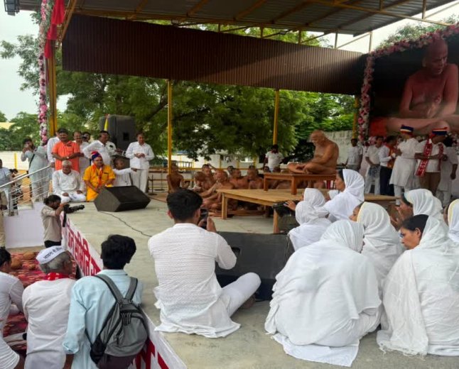 नर्मदापुरम में आचार्य श्री समेत 5 मुनिराजों ने किया कठिन 'केशलोंच' व्रत, गुरुभक्ति में उमड़े हजारों श्रद्धालु