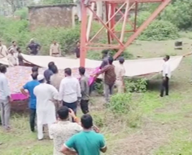 शामगढ़ में सड़क निर्माण के विरोध में टॉवर पर चढ़ा युवक; भोपाल में पेड़ से गिरकर घायल