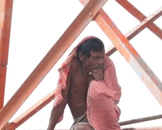 150 फीट ऊंचे टावर पर 2 दिन से बैठा अज्ञात शख्स; रेस्क्यू टीम पर रॉड से किया हमला, पुलिस बेबस
