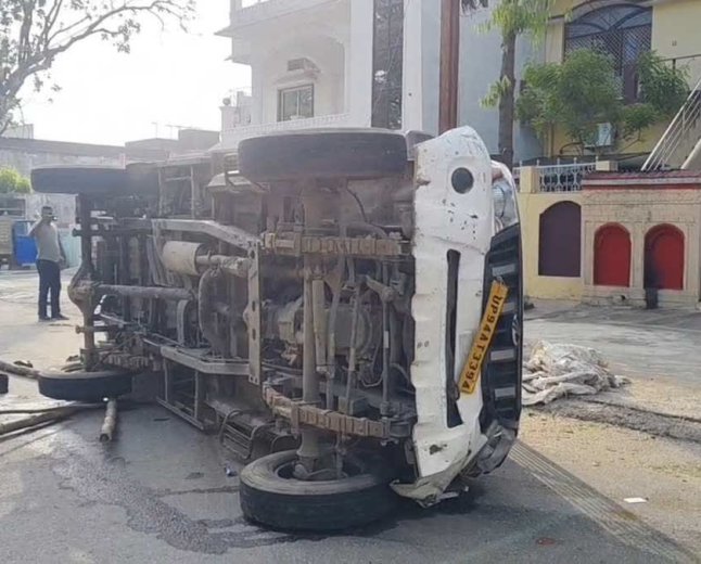 बारात में मातम! अनियंत्रित होकर पलटी पिकअप गाड़ी; 2 की मौत, दूल्हे के पिता सहित कई घायल