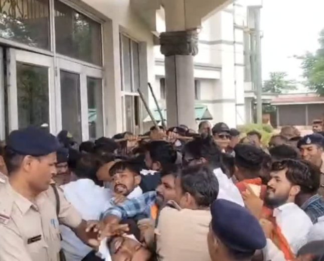 जबलपुर में स्कूल पर हिंदूवादी संगठनों का हमला; सफाई कर्मियों को नौकरी से निकालने पर मचा भारी बवाल