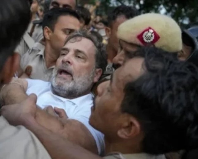 नीट पेपर लीक पर दिल्ली में बवाल; राहुल-प्रियंका का PM आवास घेरने का प्रयास, कई नेता हिरासत में