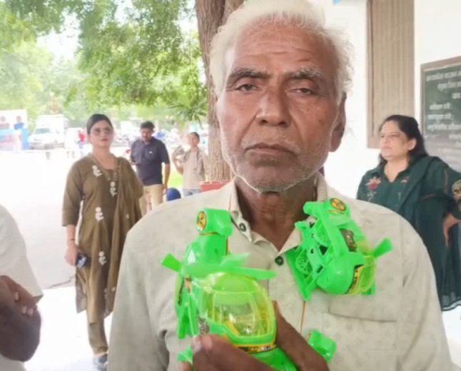 'खेत का रास्ता खुलवाओ या उड़ने को हेलीकॉप्टर दो'; नीमच जनसुनवाई में किसान ने तंज कसते हुए की बड़ी मांग
