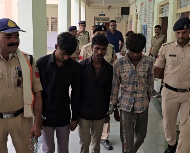 कबाड़ बीनने वालों के सुराग से पकड़े गए चोर; ₹12 लाख के जेवर, 80 हजार कैश व बाइक बरामद