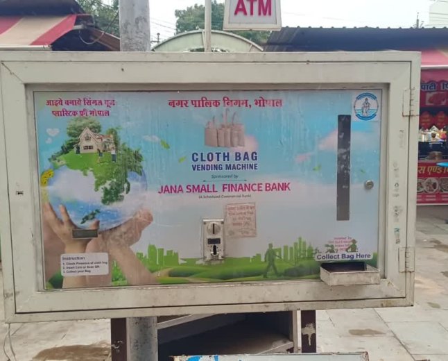 नगर निगम की लापरवाही से बंद पड़े थैला एटीएम; बाजार में धड़ल्ले से जारी पॉलिथीन का उपयोग