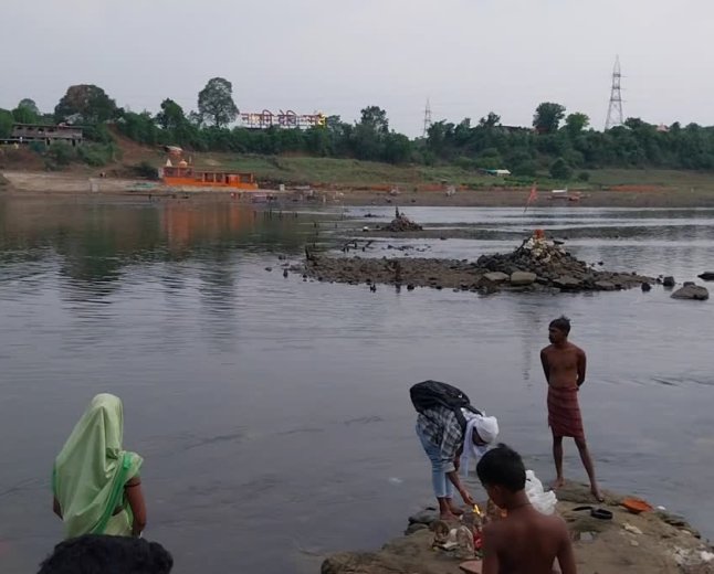 जबलपुर में नर्मदा का जलस्तर इतना कम कि दिखने लगे गंदे नाले; खतरे की जद में श्रद्धालु