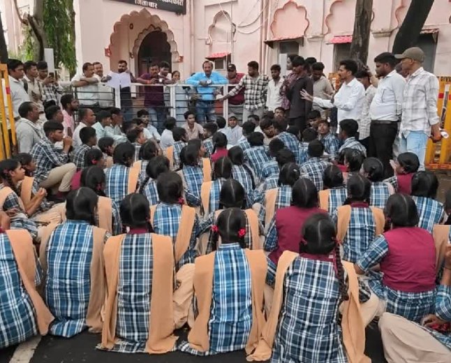 'क्या तुम्हारे दिमाग में गोबर भरा है?' - सांदीपनी स्कूल के बच्चों ने शिक्षकों पर लगाए गंभीर आरोप, सौंपा ज्ञापन
