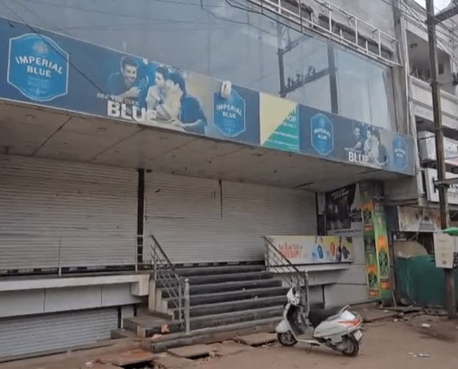छतरपुर में शराब ठेकेदारों पर बड़ी कार्रवाई; 20 दुकानों के लाइसेंस निरस्त, मचा हड़कंप