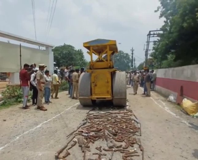 दतिया में उपचुनाव से पहले 628 अवैध हथियारों पर चला रोड रोलर; 19 साल बाद कोर्ट के आदेश पर बड़ी कार्रवाई