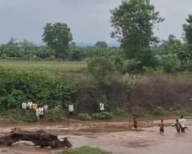 नेपानगर में उफनती नदी में फंसे 3 युवक; ग्रामीणों ने रस्सी के सहारे जान पर खेलकर बचाया