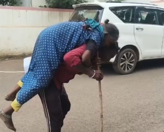 शिवपुरी में ममता हुई तार-तार, छोटे बेटे के अत्याचार से परेशान बुजुर्ग दंपति टपरे में रहने को मजबूर