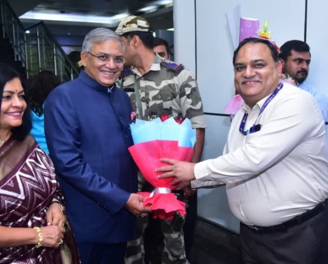 मध्य प्रदेश में चुनाव प्रक्रिया की जमीनी हकीकत जानने पहुंचे CEC; बीएलओ के काम की जमकर तारीफ