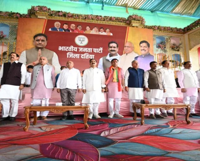 दतिया उपचुनाव में फूट से पहले संभली कांग्रेस, जीतू पटवारी के साथ मंच पर दिखे नाराज अवधेश नायक