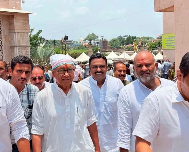 उज्जैन से अयोध्या तक दिग्विजय सिंह की 'सनातन पदयात्रा'; कांग्रेस के लिए संजीवनी या नई मुसीबत?