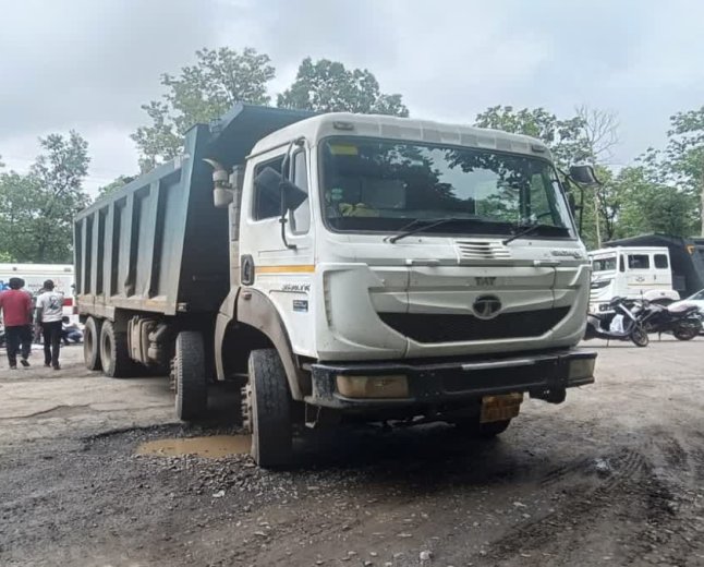 अनियंत्रित डंपर ने ली मासूम की जान; सड़क किनारे चल रहे परिवार को मारी टक्कर