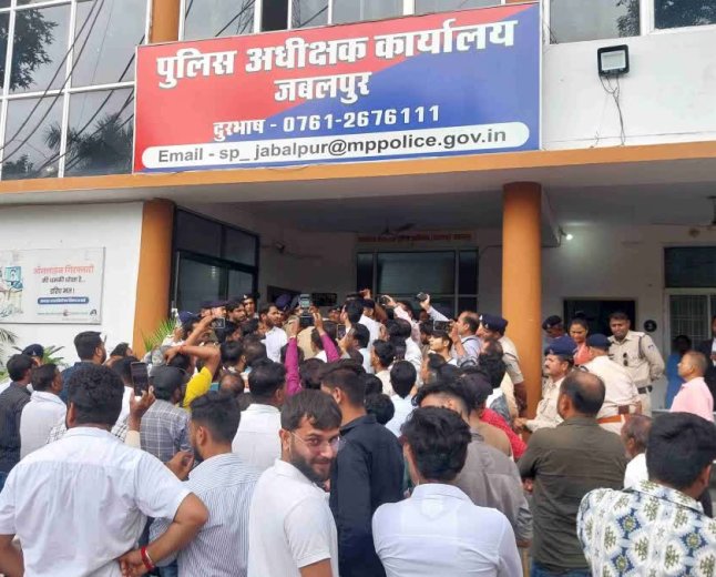 जबलपुर में मालवीय चौक पर भारी बवाल; TI और कांग्रेस नेता में हाथापाई, 3 पर FIR दर्ज