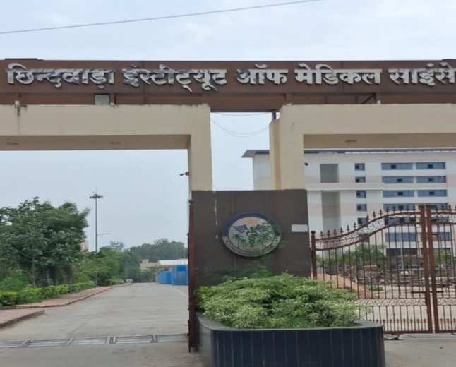 7 मंजिला बिल्डिंग तैयार, पर नहीं मिल रहे उपकरण; छात्रों की पढ़ाई और मरीजों के इलाज पर संकट