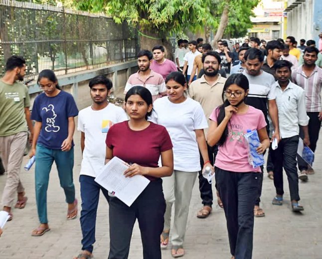 सीधी के मझौली शासकीय कॉलेज के छात्रों का दर्द, परीक्षा देने के लिए तय करना पड़ रहा खतरनाक और लंबा सफर