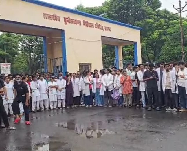 ड्यूटी के दौरान डॉक्टर के साथ अभद्रता, गोली मारने की धमकी; आरोपियों की गिरफ्तारी पर अड़े डॉक्टर्स