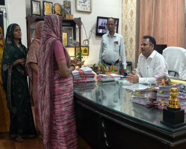 खुद को भगवान बताकर सामुदायिक भवन तोड़ने की धमकी, परेशान ग्रामीणों का कलेक्टर को ज्ञापन