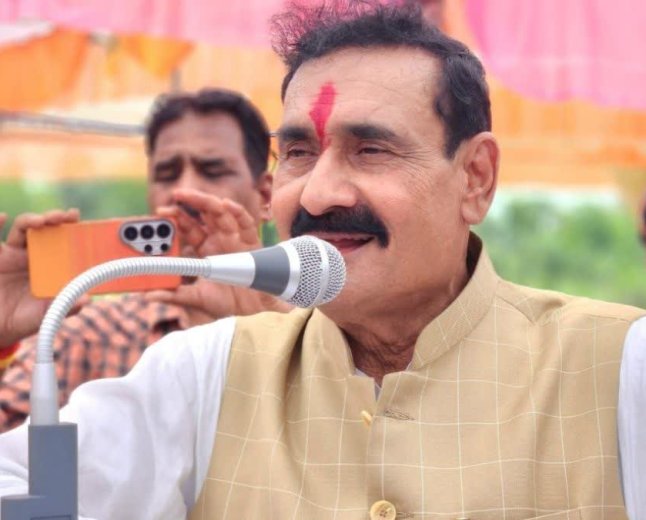 "टिकट काटने वाला कोई और है..." दतिया पहुंचे पूर्व गृह मंत्री डॉ. नरोत्तम मिश्रा ने विरोधियों को ललकारा