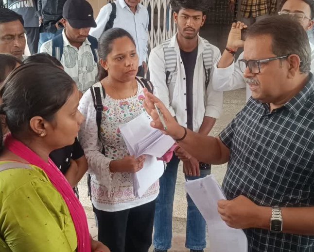 1 घंटे पहले पेपर लीक और नकल के आरोप! नागदा के छात्रों ने कुलसचिव से की शिकायत