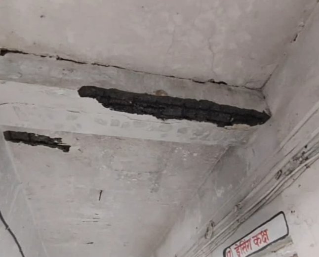 टपकती छत और गिरता प्लास्टर; बदहाल जैसीनगर अस्पताल की कलेक्टर ने ली सुध