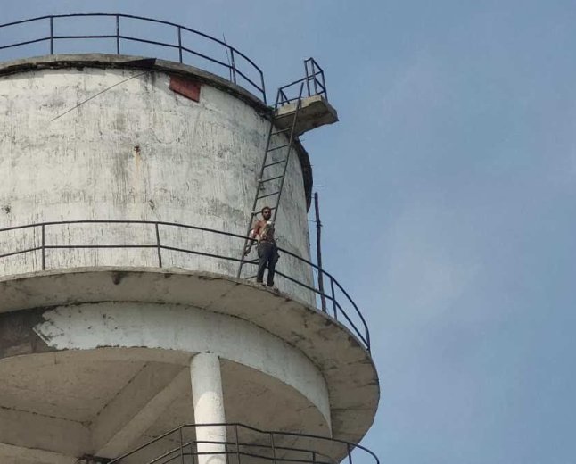 'थाने से पत्नी को भगाया', पुलिस पर आरोप लगा टंकी पर चढ़ा युवक, पत्रकारों ने सूझबूझ से बचाया