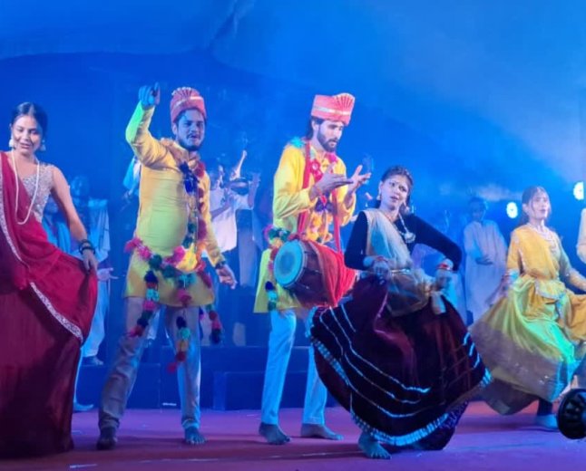 छतरपुर के रंगमंच पर कलाकारों ने मनवाया अभिनय का लोहा, भारी बारिश के बीच गूंजे तीखे सामाजिक व्यंग्य
