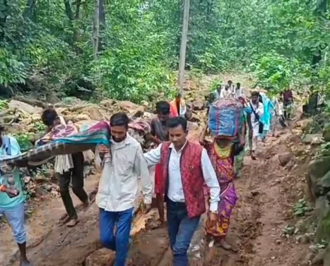 पक्की सड़क न बनने से आहत सिवनी के सरपंच का दर्द, बोले- 'अब आत्महत्या के अलावा कोई रास्ता नहीं'