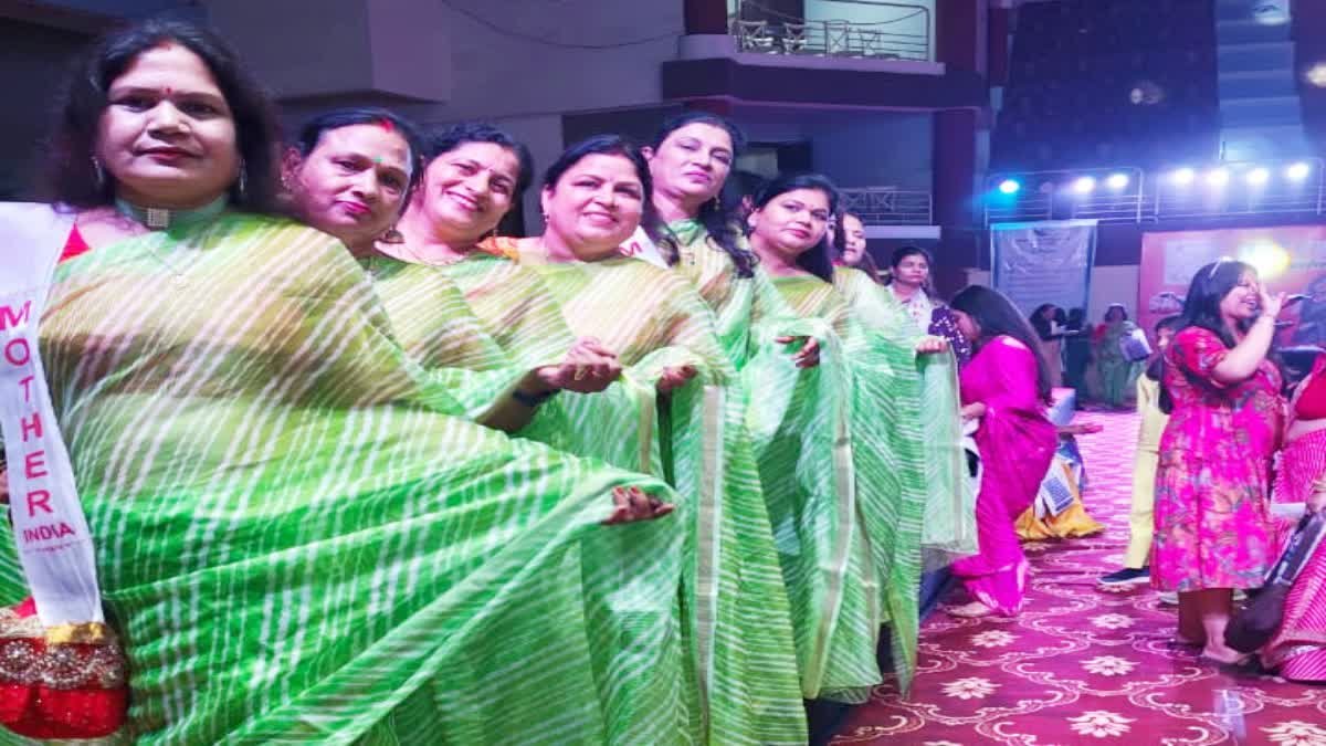 इंदौर में महिलाओं ने साड़ी पहनकर किया रैम्प वॉक, नशा मुक्ति और ब्रेस्ट कैंसर से बचाव का दिया संदेश