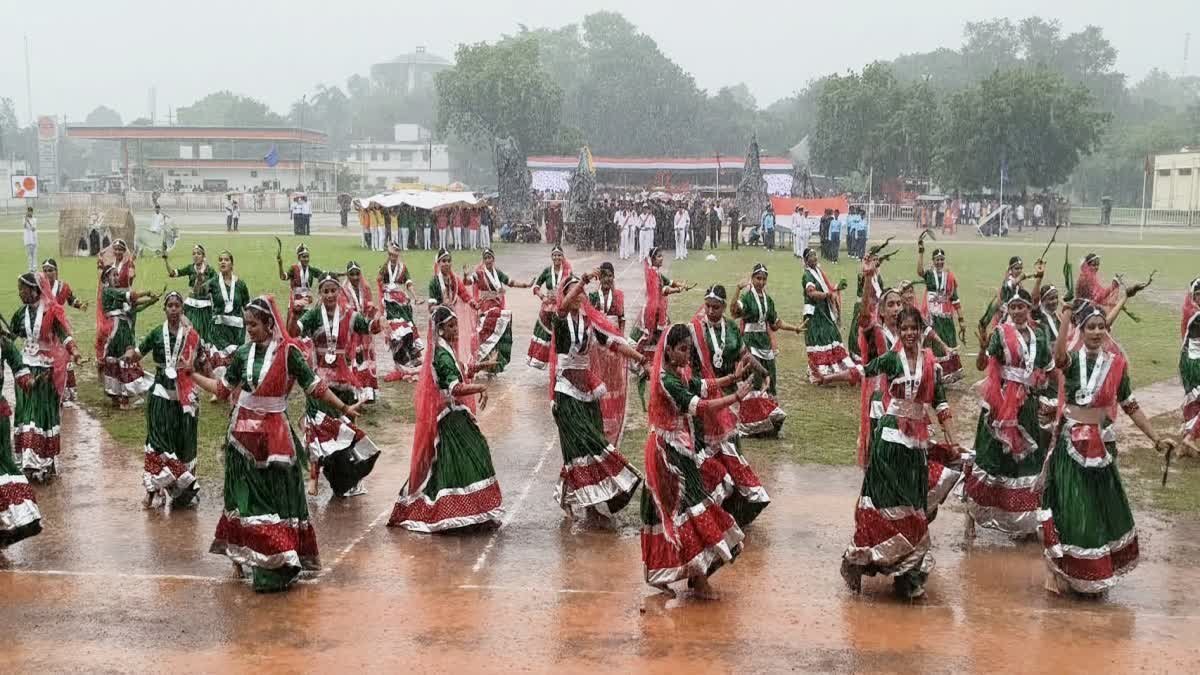 सतना में तेज बारिश के बीच बच्चों ने दी शानदार प्रस्तुतियां, केंद्रीय जेल से 12 बंदी हुए रिहा