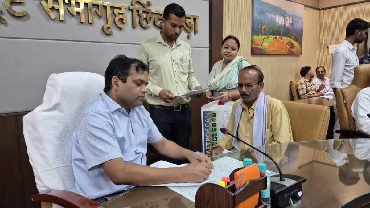 छिंदवाड़ा के सरकारी स्कूल में टीचरों पर लगे गंभीर आरोप, पढ़ाई की बजाय कमरा बंद करने पर भड़के ग्रामीण