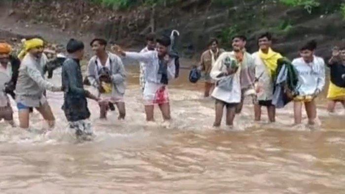 खरगोन के डोंगल्यापानी गांव में विकास गायब, जान जोखिम में डालकर उफनती नदी पार करने को मजबूर ग्रामीण