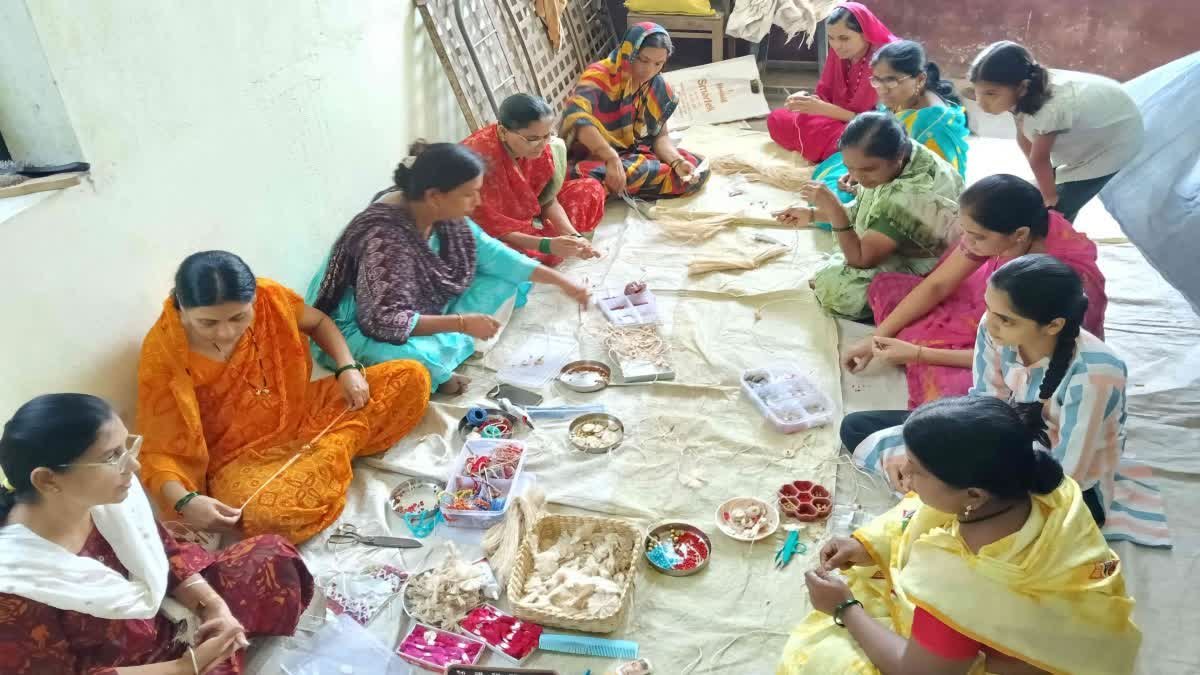 प्रधानमंत्री और मुख्यमंत्री को भेजी जाएंगी बुरहानपुर के रेशों से बनी राखियां, महिलाएं बन रहीं आत्मनिर्भर