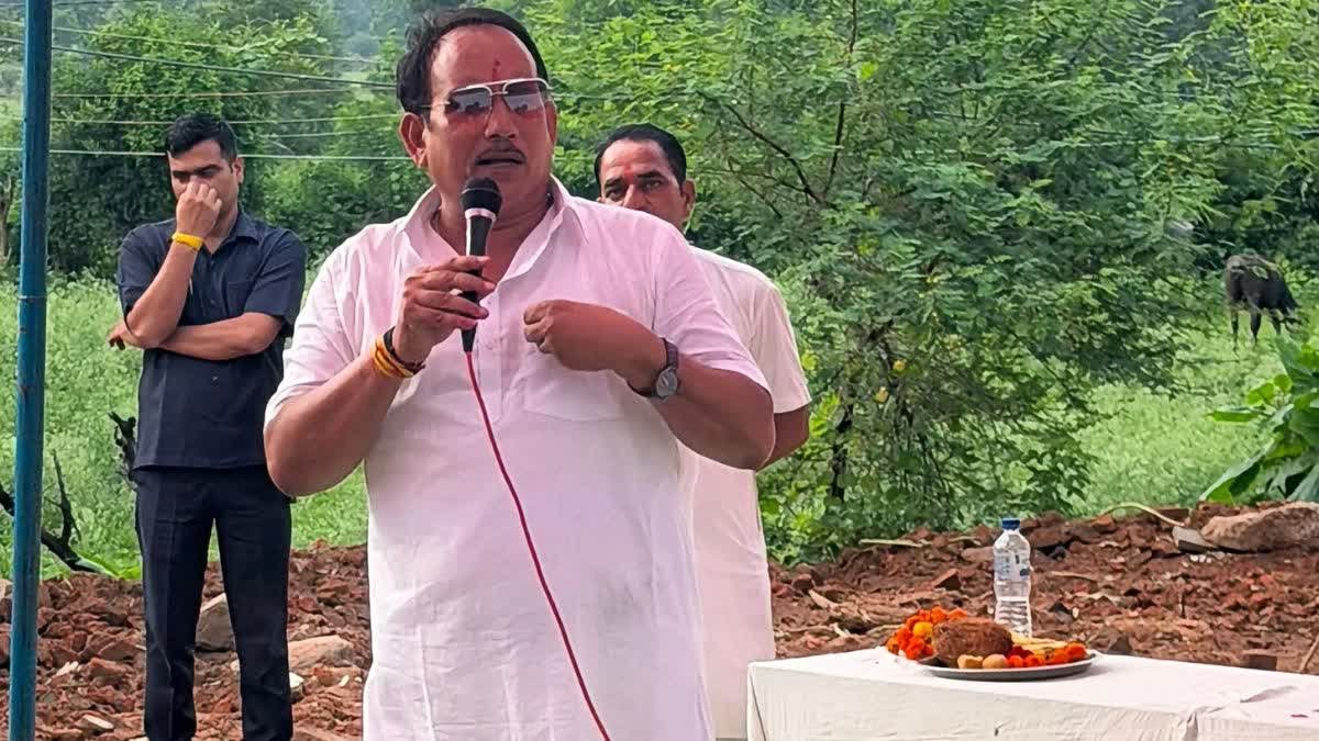 पिछोर विधायक प्रीतम लोधी का नया विवादित बयान, महिलाओं को लेकर मंच से कही ये बात
