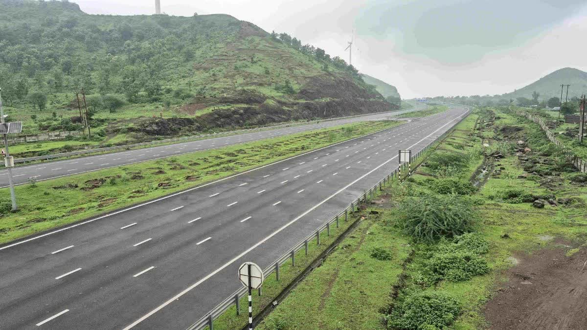 रतलाम में एक्सप्रेस-वे बना पिकनिक स्पॉट, बीच सड़क रील और फोटो शूट कराते दिखे लोग